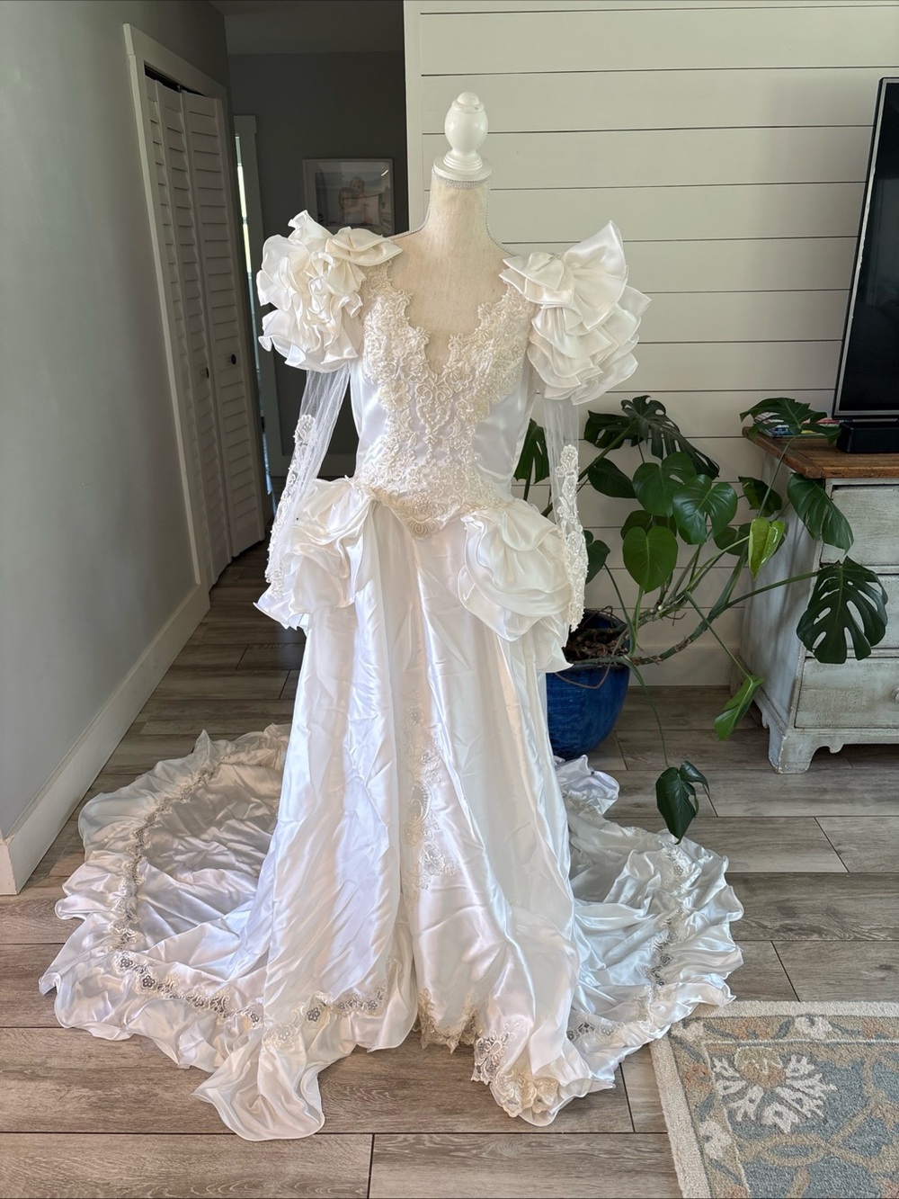 Vintage San Martin International Bridal Wedding Gown Size 12 white satin lace